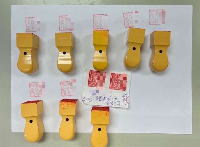 警方查獲偽裝證券商的印鑑。（翻攝照片／崔正綱高雄傳真）