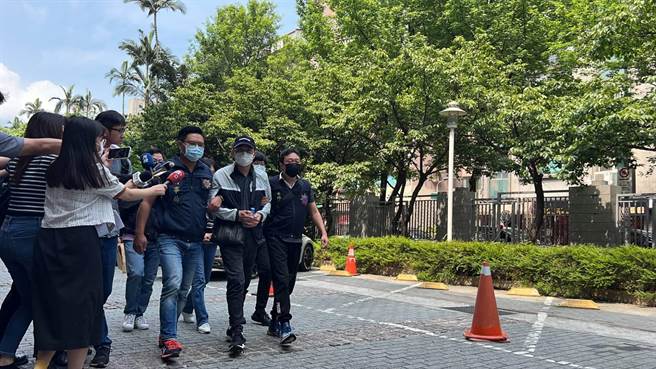 警方将曾嫌等8人逮捕送办。(翻摄照片／林郁平台北传真）