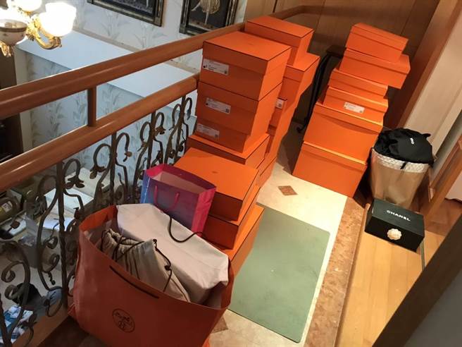 警方查扣到现金300万元、爱马仕等各式名牌包箱48个、路易13等名酒22箱、宣传文件、教战手册、会员名册、虚偽债权文件等赃证物。(翻摄照片／林郁平台北传真）