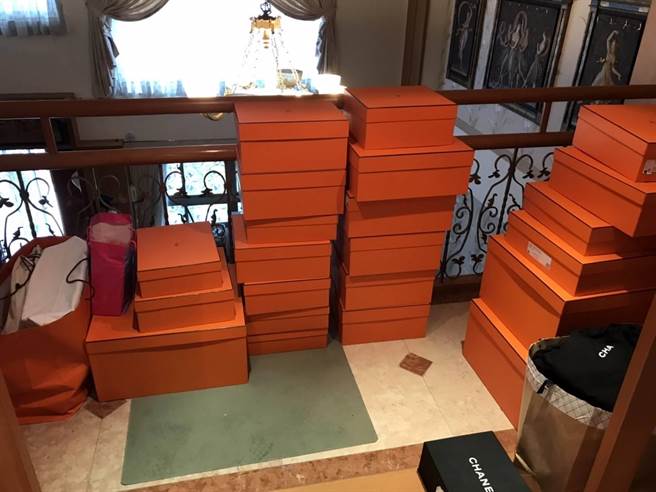 警方查扣到现金300万元、爱马仕等各式名牌包箱48个、路易13等名酒22箱、宣传文件、教战手册、会员名册、虚偽债权文件等赃证物。(翻摄照片／林郁平台北传真）