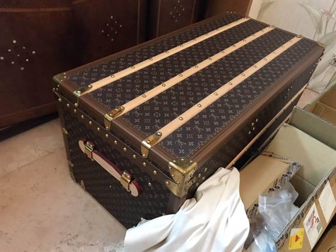 警方查扣到现金300万元、爱马仕等各式名牌包箱48个、路易13等名酒22箱、宣传文件、教战手册、会员名册、虚偽债权文件等赃证物。(翻摄照片／林郁平台北传真）