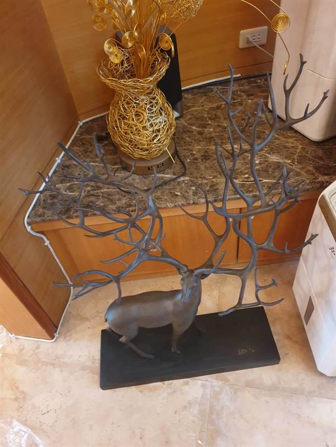 警方查扣到现金300万元、爱马仕等各式名牌包箱48个、路易13等名酒22箱、宣传文件、教战手册、会员名册、虚偽债权文件等赃证物。(翻摄照片／林郁平台北传真）