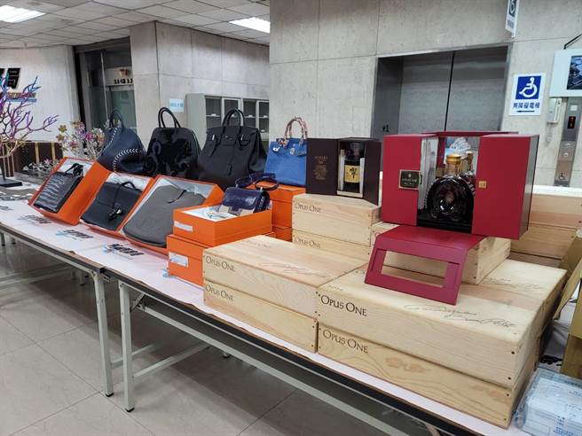 警方查扣的爱马仕包包市值达130多万元，还有要价30多万元的日本威士忌等名酒。（林郁平摄）