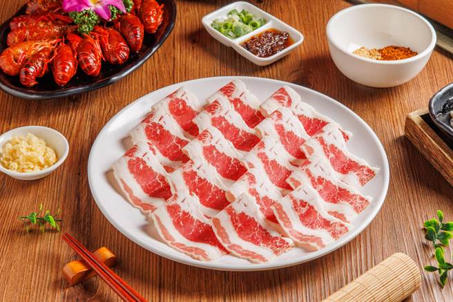 5月31日前，點購「招牌麻辣超值套餐」，可用1元銅板價加購1份「美國CH五花牛肉」。（神來餐飲集團提供）