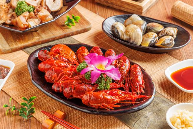 「招牌麻辣超值套餐」可以吃到2份共12隻的麻辣小龍蝦。（神來餐飲集團提供）