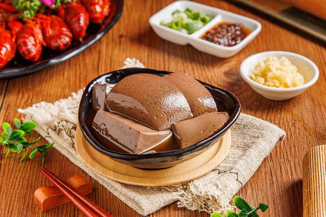 麻辣鍋必點的鴨血與豆腐可享無限量免費加，而日本原裝進口的明治冰淇淋，同樣無限供應。（神來餐飲集團提供）