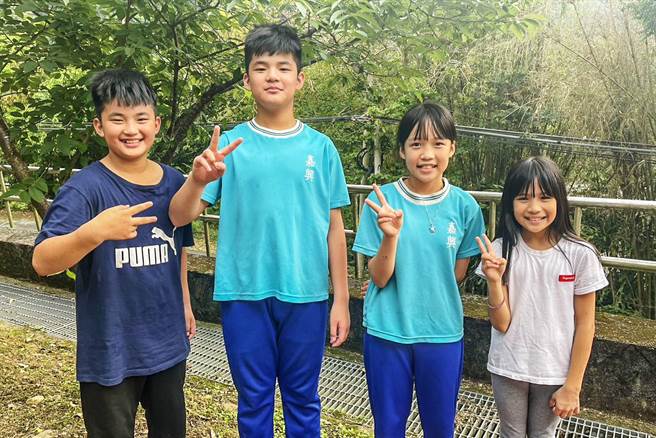 嘉兴国小获赠机票到维也纳的李元永（左自右）、李元太、高可欣、曾瑀棠。（田昭容提供／罗浚滨新竹传真）