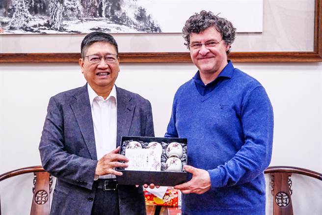 县长杨文科（左）致赠茶杯拌手礼给Gerald Wirth教授，感谢到原乡教导原乡孩子合唱。（田昭容提供／罗浚滨新竹传真）