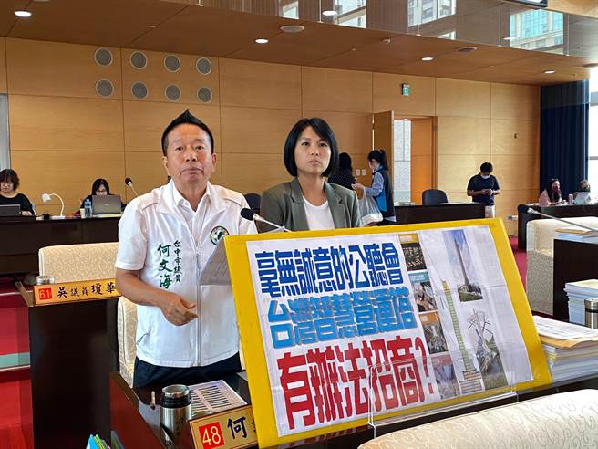 台中市议员何文海批评卢市府规画的智慧营运塔不仅建筑规模缩水，经费还暴增。（张亦惠摄）
