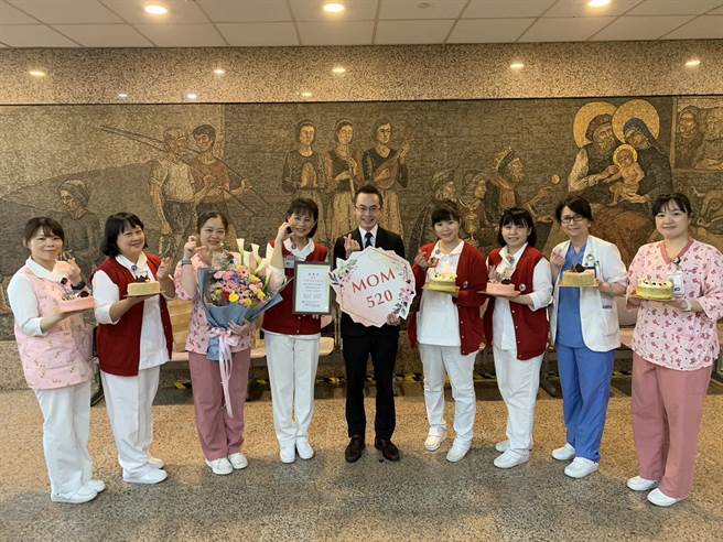 花莲美仑饭店副总经理卢伯欣（中）今代表饭店，致赠门诺医院护理人员蛋糕与康乃馨，欢庆祝512国际护理师节跟514母亲节。（门诺医院提供／罗亦晽花莲传真）