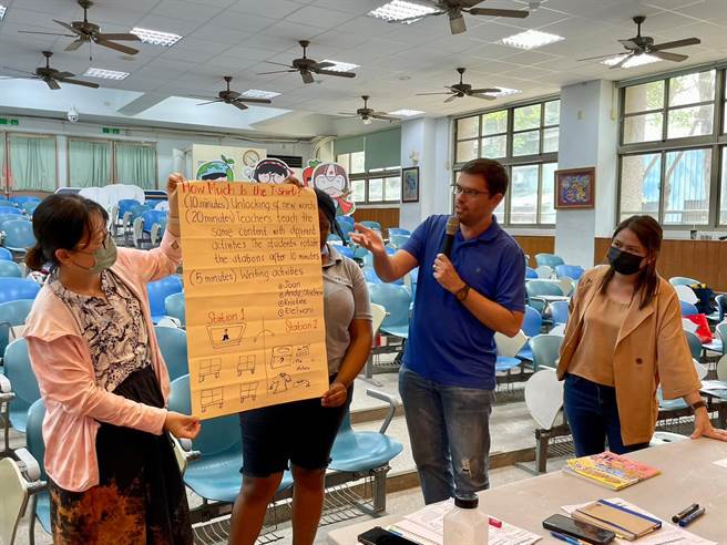 中外籍教师分组发表产出课程设计。（嘉义市政府提供／廖素慧嘉市传真）