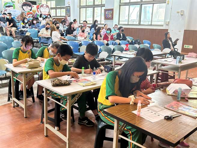 嘉义市志航国小学生分组学习英语。（嘉义市政府提供／廖素慧嘉市传真）