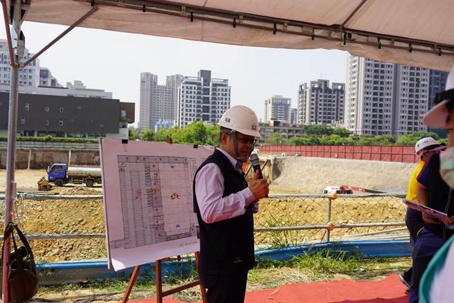 建设局长陈大田前往北屯国民暨儿童运动中心视察工程。（冯惠宜摄）