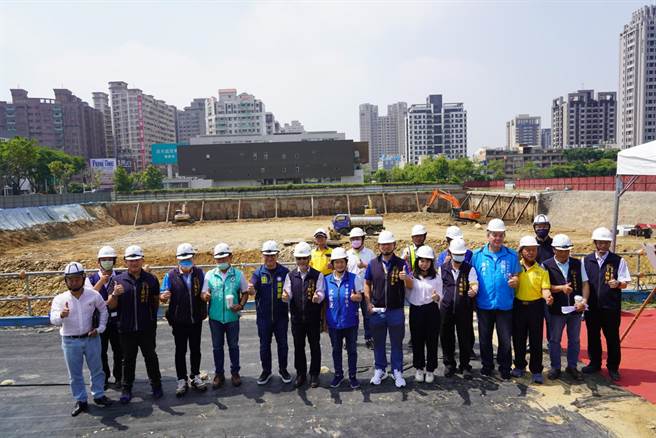 建设局长陈大田前往北屯国民暨儿童运动中心视察工程，运动局长李昱叡、市议员黄健豪、陈成添、沈佑莲、谢家宜、北屯区长欧阳明、新工处长陈聪仁等皆到场关心。（冯惠宜摄）