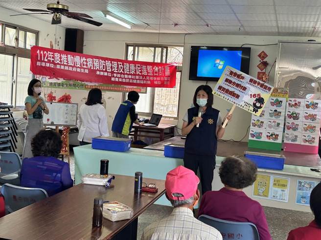 苗栗县通霄警分局与苑里李综合医院结合，上个月起在通霄、苑里地区巡迴办理社区健康讲座与犯罪预防宣导。（通霄警分局提供／李京升苗栗传真）