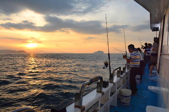 新北市渔业处欢迎民眾到瑞芳的深澳及水湳洞渔港享受美食、美景和垂钓的乐趣。（新北市渔业处提供／张志康新北传真）