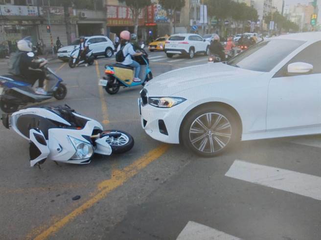 屁孩騎機車耍帥翹孤輪，下一秒衝撞對向BMW轎車。(翻攝照片／呂筱蟬桃園傳真)