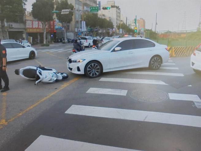 屁孩騎機車耍帥翹孤輪，下一秒衝撞對向BMW轎車。(翻攝照片／呂筱蟬桃園傳真)