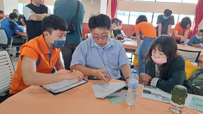 邀请百货、旅馆及医院等用户代表，说明「新尖离峰时间电价」新旧时间带的差异。（台电北市营业处提供／游念育台北传真）