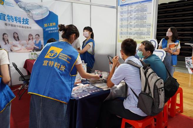 劳动部劳动力发展署桃竹苗分署5月在桃竹苗地区，办理9场次徵才活动，释出近万个职缺，最高薪资上看100K。图为示意图。（桃竹苗分署提供／蔡明亘桃园传真）