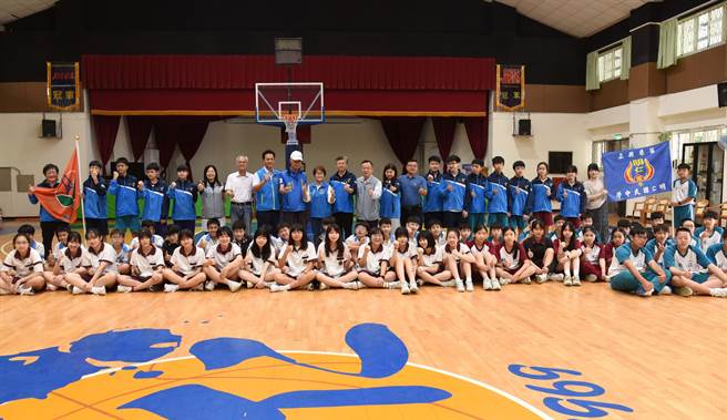 苗栗縣有14名選手通過中華民國橋藝協會選拔代表出賽；副縣長鄧桂菊4日到明仁國中授旗，致贈16萬元參賽經費。（苗栗縣政府提供／李京昇苗栗傳真）