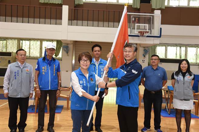 副縣長鄧桂菊授旗給主委李萬源。（苗栗縣政府提供／李京昇苗栗傳真）