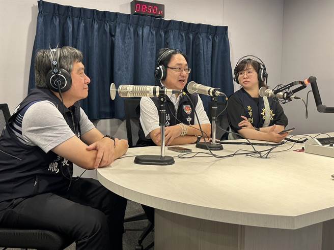 中坜警「爱说客」上客语电台宣导假网拍诈欺。(警方提供／吕筱蝉桃园传真)