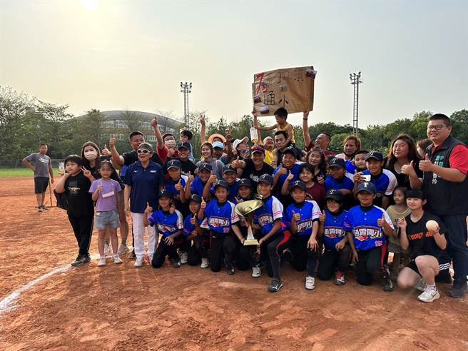 通霄国小女垒队再创佳绩。（苗栗县政府提供／李京升苗栗传真）