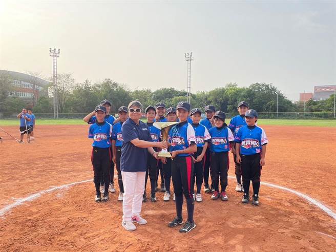 通霄国小女垒队参加111学年度全国女子垒球联赛，荣获HSL国小乙级全国冠军。（苗栗县政府提供／李京升苗栗传真）