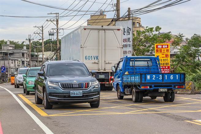 新埔褒忠路每天交通尖峰时段都壅塞，将以9.7亿办理拓宽工程。（罗浚滨摄）