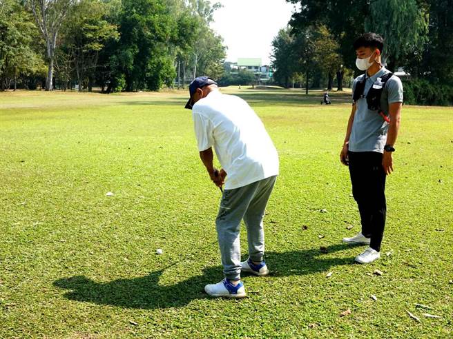 凌峰在清迈的生活自在，每天打高尔夫球运动。（凌峰提供）
