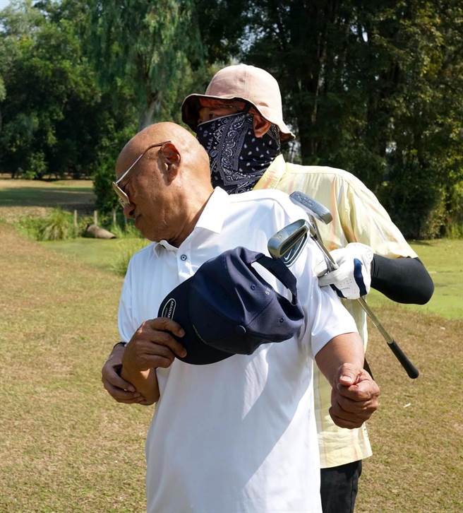 凌峰每天勤打高尔夫球。（凌峰提供）