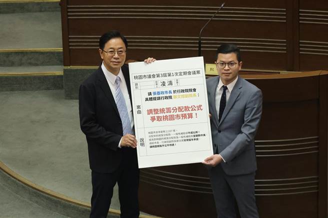 议员凌涛当场把提案书交给张善政，呼吁不分党派议员签署支持。(蔡依珍摄)