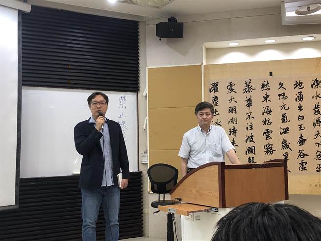日本东京大学教授松田康博（右）4日在政大东亚所进行专题演讲，政大东亚所特聘教授王信贤担任主持人。（朱绍圣摄）