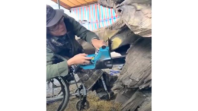 名木雕刻家林正發及其作品「母子情深」。(林正發工作室提供)