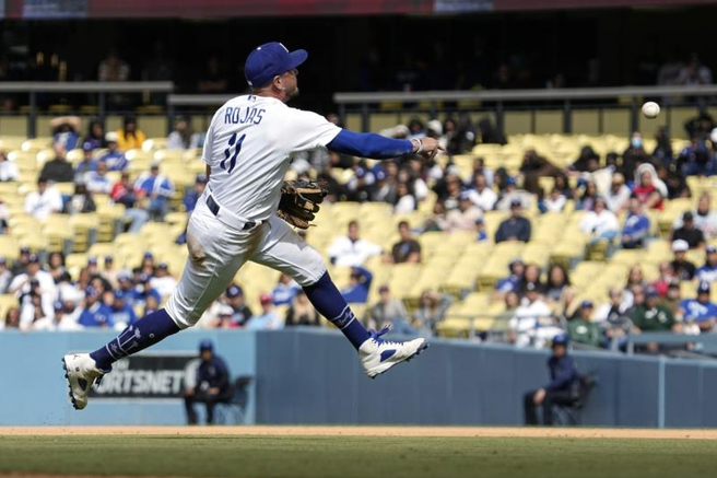 道奇游击手Miguel Rojas传球一垒。（美联社）
