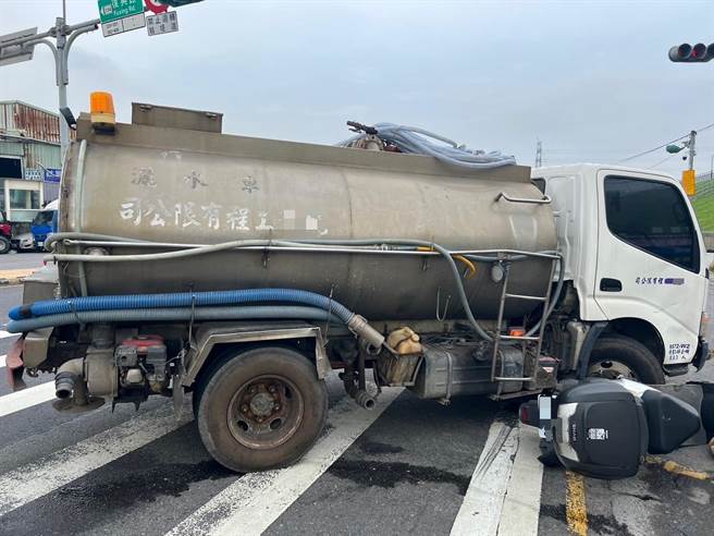 今(4)日下午芦洲有辆洒水车驶经环堤大道与復兴路口时，竟违规向右迴转，导致后方直行的机车无法闪躲，当场遭撞倒在地，所幸机车骑士仅受轻伤。(黄敬文翻摄)