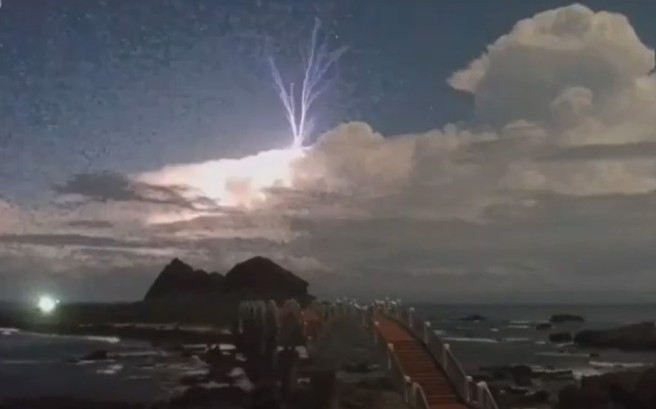 东管处即时影像拍下闪电瞬间。(摘自东管处即时影像)