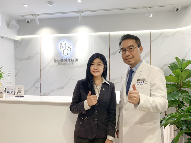 永庆房屋郑心茹(图左)精准过滤符合邱胜博院长(图右)购屋需求的物件，助诊所圆满成交。(图/永庆房屋提供)