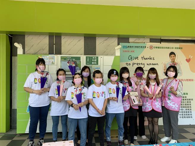 桃园邮局联合32支局做公益，i邮箱帮配送推广憨儿手工花。(真善美社会福利基金会提供／吕筱蝉桃园传真)