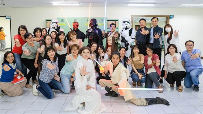 5月4日为星际大战日，高雄市长陈其迈今（4）日大玩Cosplay（角色扮演），化身绝地武士，还与星际迷合影留念。（柯宗纬翻摄）