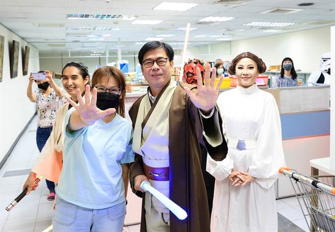 5月4日为星际大战日，高雄市长陈其迈今（4）日大玩Cosplay（角色扮演），化身绝地武士，还与星际迷合影留念。（柯宗纬翻摄）