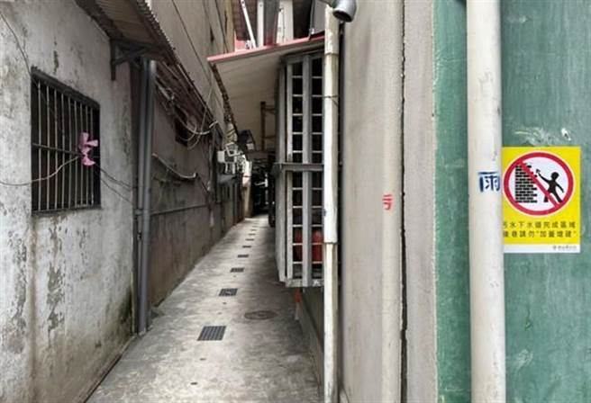 土城区污水下水道工程第11标开工，用户接管工程施工后，后巷明亮乾净。（水利局提供）