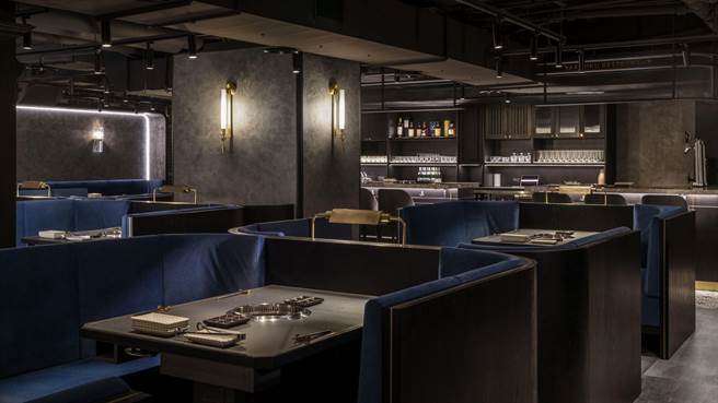 八和敦北店室内软装以及墙面则大量使用普鲁士蓝作为风格序曲，界定出沉稳又优雅的空间质感，打破原本纯黑的束缚之美，为高雅中带入轻松氛围。（品牌提供）