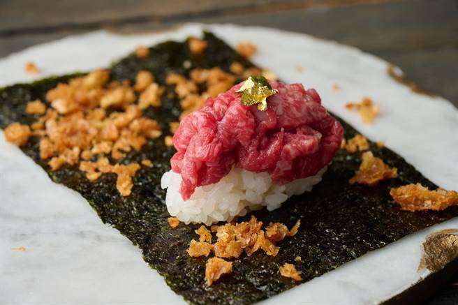 八和生牛肉手卷口感酥脆咸香，齿颊留香且不过份油腻。（品牌提供）