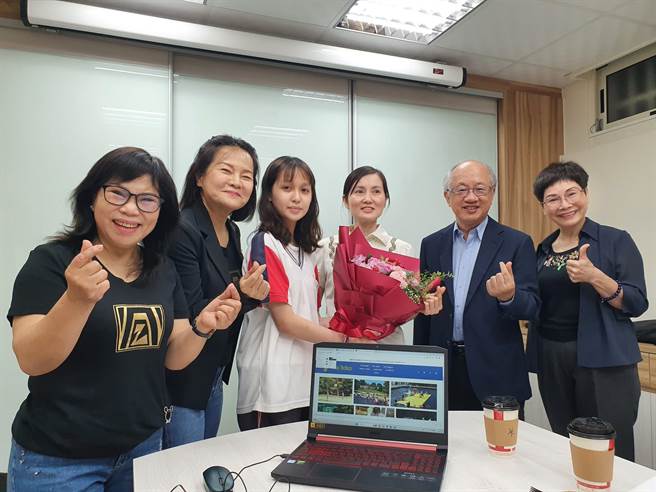 助弱势孩子圆梦，崇她云林社赞助云林县麦寮中学吴宜恩（左三）到加拿大游学。（云林家扶中心提供／张朝欣云林传真）