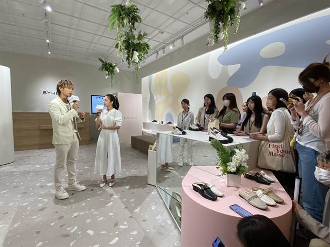 位于台中三井LaLaport的BYHUE全台首间概念店盛大开幕，特别邀请男神炎亚纶来担任一日品牌见习生。（冯惠宜摄）
