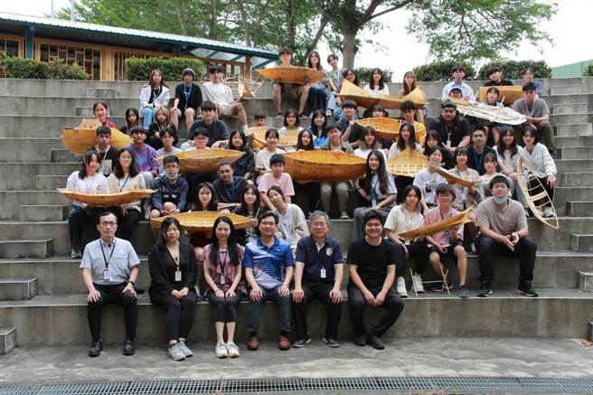 国立台东女中推动艺术共创跨校合作计画，60名学生打造心中的梦幻小船。（台东女中提供／蔡旻妤台东传真）