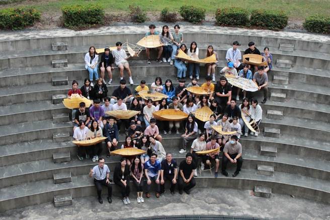 国立台东女中推动艺术共创跨校合作计画，60名学生打造心中的梦幻小船。（台东女中提供／蔡旻妤台东传真）