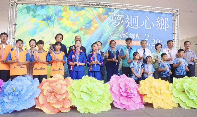 黄久娟教授说，每一个演出的偏乡孩子都是钻石般珍贵。(高雄市教育局提供)
